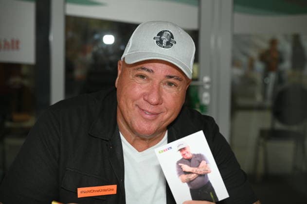 Actor Ramon Ademes, a well-known Cologne cult figure, bouncer, and singer, poses at the big fan gathering and awards ceremony for the RTL series *Unter Uns*