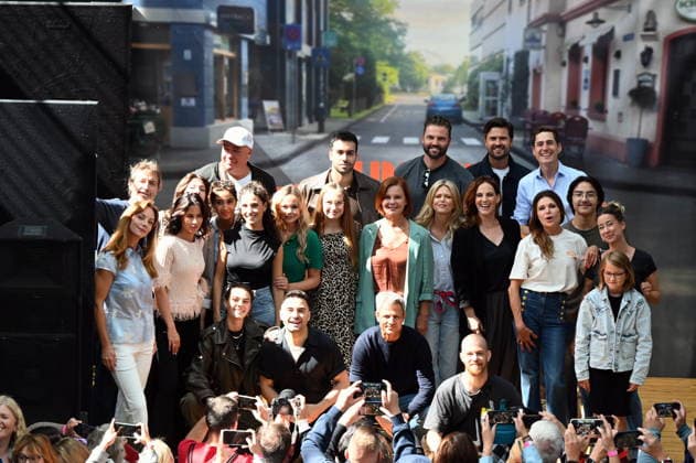 Actors from the cult series *Unter Uns* pose on stage at the big fan gathering and awards ceremony for the RTL series *Unter Uns*