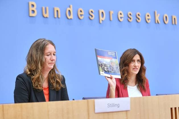 Berlin, Deutschland, 01.09.2026: Bundespressekonferenz: Wohnungskrise wird zur Sozialstaatskrise: Mieterbund legt aktuellen Mietenreport vor: Gwendolyn Stilling, GKS Consult, Autorin des Mietenreports 2026 und Melanie Weber-Moritz, Präsidentin des Deutschen Mieterbundes e. V. *** Berlin, Germany, September 1, 2026 Federal Press Conference: Housing Crisis Becomes a Crisis for the Welfare State Tenants’ Association Presents Latest Rent Report Gwendolyn Stilling, GKS Consult, author of the 2026 Rent Report, and Melanie Weber Moritz, President of the German Tenants’ Association e.V. Copyright: xdtsxNachrichtenagenturx dts_132232