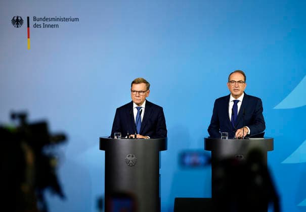 Johann Wadephul (l, CDU), Bundesaussenminister, und Alexander Dobrindt (CSU), Bundesminister des Innern, geben ein Pressestatement zur Drohnenattacke am Flughafen von Leipzig. Fotografiert im Auftrag des Auswaertigen Amtes Berlin Deutschland *** Johann Wadephul I, CDU, Federal Minister of Foreign Affairs, and Alexander Dobrindt, CSU, Federal Minister of the Interior, issue a press statement regarding the drone attack at the Leipzig Airport. Photographed on behalf of the Federal Foreign Office, Berlin, Germany Copyright: xThomasxTrutschel AAx