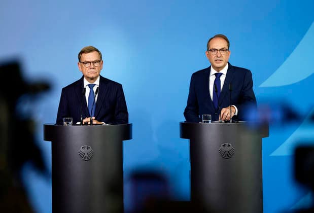 Johann Wadephul (l, CDU), Bundesaussenminister, und Alexander Dobrindt (CSU), Bundesminister des Innern, geben ein Pressestatement zur Drohnenattacke am Flughafen von Leipzig. Fotografiert im Auftrag des Auswaertigen Amtes Berlin Deutschland *** Johann Wadephul I, CDU, Federal Minister of Foreign Affairs, and Alexander Dobrindt, CSU, Federal Minister of the Interior, issue a press statement regarding the drone attack at the Leipzig Airport. Photographed on behalf of the Federal Foreign Office, Berlin, Germany Copyright: xThomasxTrutschel AAx