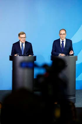 Johann Wadephul (l, CDU), Bundesaussenminister, und Alexander Dobrindt (CSU), Bundesminister des Innern, geben ein Pressestatement zur Drohnenattacke am Flughafen von Leipzig. Fotografiert im Auftrag des Auswaertigen Amtes Berlin Deutschland *** Johann Wadephul I, CDU, Federal Minister of Foreign Affairs, and Alexander Dobrindt, CSU, Federal Minister of the Interior, issue a press statement regarding the drone attack at Leipzig Airport. Photographed on behalf of the Federal Foreign Office, Berlin, Germany Copyright: xThomasxTrutschel AAx