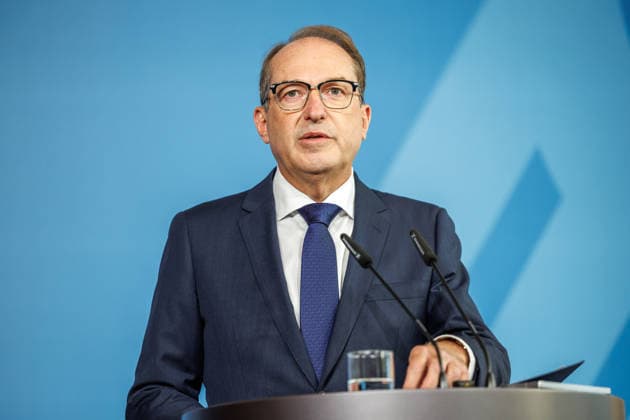 Statement Bundesinnenminister Dobrindt Statement von Bundesinnenminister Alexander Dobrindt gemeinsam mit Bundesaußenminister Johann Wadephul am 1.09.2026 in Berlin. Berlin Berlin Deutschland Bundes Innenministerium *** Statement by Federal Minister of the Interior Dobrindt Statement by Federal Minister of the Interior Alexander Dobrindt, together with Federal Minister of Foreign Affairs Johann Wadephul, on September 1, 2026, in Berlin, Berlin, Berlin, Germany, Federal Ministry of the Interior