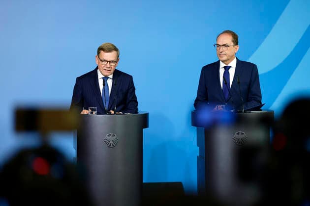 Johann Wadephul (l, CDU), Bundesaussenminister, und Alexander Dobrindt (CSU), Bundesminister des Innern, geben ein Pressestatement zur Drohnenattacke am Flughafen von Leipzig. Fotografiert im Auftrag des Auswaertigen Amtes Berlin Deutschland *** Johann Wadephul I, CDU, Federal Minister of Foreign Affairs, and Alexander Dobrindt, CSU, Federal Minister of the Interior, issue a press statement regarding the drone attack at Leipzig Airport. Photographed on behalf of the Federal Foreign Office in Berlin, Germany. Copyright: xThomasxTrutschelx