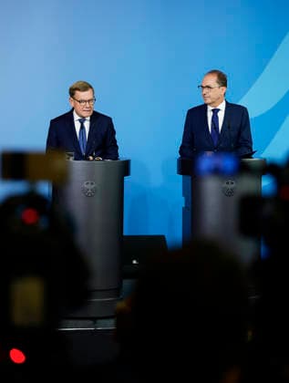 Johann Wadephul (l, CDU), Bundesaussenminister, und Alexander Dobrindt (CSU), Bundesminister des Innern, geben ein Pressestatement zur Drohnenattacke am Flughafen von Leipzig. Fotografiert im Auftrag des Auswaertigen Amtes Berlin Deutschland *** Johann Wadephul I, CDU, Federal Minister of Foreign Affairs, and Alexander Dobrindt, CSU, Federal Minister of the Interior, issue a press statement regarding the drone attack at Leipzig Airport. Photographed on behalf of the Federal Foreign Office, Berlin, Germany. Copyright: xThomasxTrutschelx