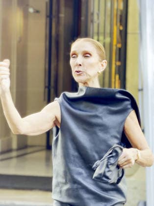 Céline Dion leaves the Royal Monceau surrounded by a crowd of fans and shares a lovely moment with them, dancing to one of her most iconic songs, Pour que tu m’aimes encore, in Paris, France, on September 1, 2026 Léa Vieillot Bestimage Canadian singer Celine Dion leaves the Royal Monceau surrounded by a crowd of fans and shares a lovely moment with them, dancing to one of her most iconic songs, Pour que tu m’aimes encore, in Paris, France, on September 1, 2026 Paris France  Copyright: xLÃ axVieillot BestimagexLÃ axVieillot Bestimagex