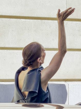Céline Dion leaves the Royal Monceau surrounded by a crowd of fans and shares a lovely moment with them, dancing to one of her most iconic songs, Pour que tu m’aimes encore, in Paris, France, on September 1, 2026 Léa Vieillot Bestimage Canadian singer Celine Dion leaves the Royal Monceau surrounded by a crowd of fans and shares a lovely moment with them, dancing to one of her most iconic songs, Pour que tu m’aimes encore, in Paris, France, on September 1, 2026 Paris France Copyright: xLÃ axVieillot BestimagexLÃ axVieillot Bestimagex