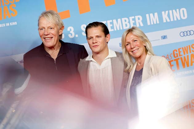 Schauspieler Max von der Groeben mit seinen Eltern, Sportmoderator Alexander von der Groeben und Moderatorin Ulrike von der Groeben, bei der NRW-Premiere von Das gewisse Etwas im Cinedom-Kino in Köln. Köln, 01.09.2026 NRW Deutschland *** Actor Max von der Groeben with his parents, sports anchor Alexander von der Groeben and TV host Ulrike von der Groeben, at the North Rhine-Westphalia premiere of *Das gewisse Etwas* at the Cinedom movie theater in Cologne, Cologne, September 1, 2026, North Rhine-Westphalia, Germany Copyright: xChristophxHardtx