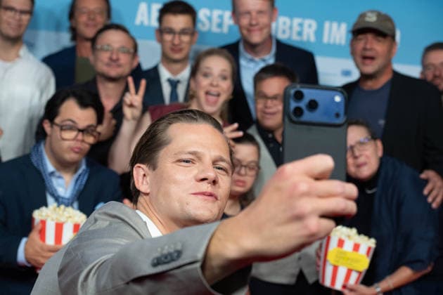 Max von der GROEBEN, Schauspieler macht ein Selfie mit seinen Schauspielkollegen im Hintergrund, Roter Teppich, Red Carpet Show, Ankunft, arrival, Filmpremiere DAS GEWISSE ETWAS am 01.09.2026 im Cinedom-Kino in Koeln, *** Max von der GROEBEN, actor, takes a selfie with his fellow actors in the background; red carpet; red carpet show; arrival; film premiere of *DAS GEWISSE ETWAS* on September 1, 2026, at the Cinedom cinema in Cologne,