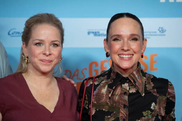 v.l. Jasmin SCHWIERS, Schauspielerin Carolin KEBEKUS, Comedian, Roter Teppich, Red Carpet Show, Ankunft, arrival, Filmpremiere DAS GEWISSE ETWAS am 01.09.2026 im Cinedom-Kino in Koeln, *** From left: Jasmin SCHWIERS, actress; Carolin KEBEKUS, comedian; Red Carpet, Red Carpet Show, arrival, film premiere of *DAS GEWISSE ETWAS* on September 1, 2026, at the Cinedom cinema in Cologne,
