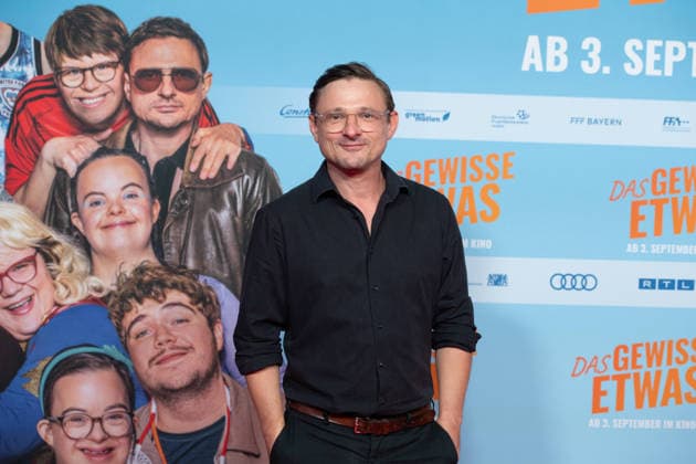 Florian LUKAS, Schauspieler, Portraet, Porträt, Portrait, Angeschnittenes Einzelbild, Einzelmotiv, Roter Teppich, Red Carpet Show, Ankunft, arrival, Filmpremiere DAS GEWISSE ETWAS am 01.09.2026 im Cinedom-Kino in Koeln, *** Florian LUKAS, actor, portrait, cropped single image, single shot, red carpet, Red Carpet Show, Arrival, Movie Premiere of *DAS GEWISSE ETWAS* on September 1, 2026, at the Cinedom Cinema in Cologne,