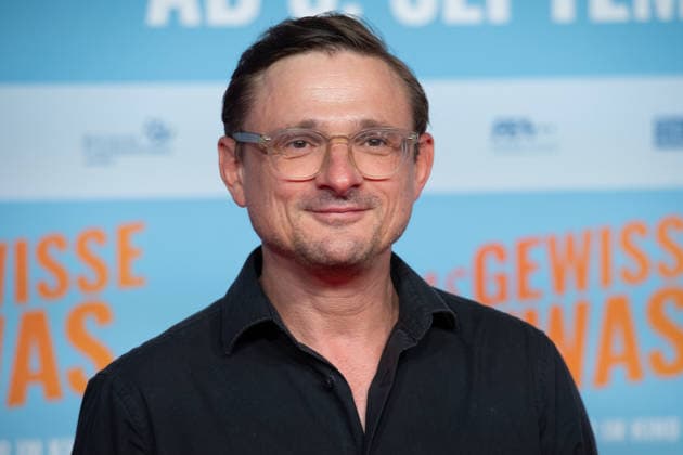 Florian LUKAS, Schauspieler, Portraet, Porträt, Portrait, Angeschnittenes Einzelbild, Einzelmotiv, Roter Teppich, Red Carpet Show, Ankunft, arrival, Filmpremiere DAS GEWISSE ETWAS am 01.09.2026 im Cinedom-Kino in Koeln, *** Florian LUKAS, actor, portrait, cropped single image, single shot, red carpet, Red Carpet Show, Arrival, Movie Premiere of *DAS GEWISSE ETWAS* on September 1, 2026, at the Cinedom Cinema in Cologne,
