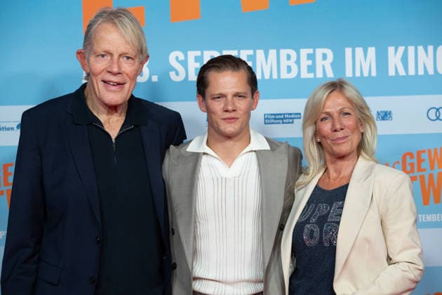 v.l. Alexander von der GROEBEN, ehem. Judoka, Max von der GROEBEN, Schauspieler und Ulrike von der GROEBEN, Moderatorin, Roter Teppich, Red Carpet Show, Ankunft, arrival, Filmpremiere DAS GEWISSE ETWAS am 01.09.2026 im Cinedom-Kino in Koeln, *** From left: Alexander von der GROEBEN, former judoka, Max von der GROEBEN, actor, and Ulrike von der GROEBEN, TV host, Red Carpet, Red Carpet Show, arrival, movie premiere of *DAS GEWISSE ETWAS* on September 1, 2026, at the Cinedom cinema in Cologne,