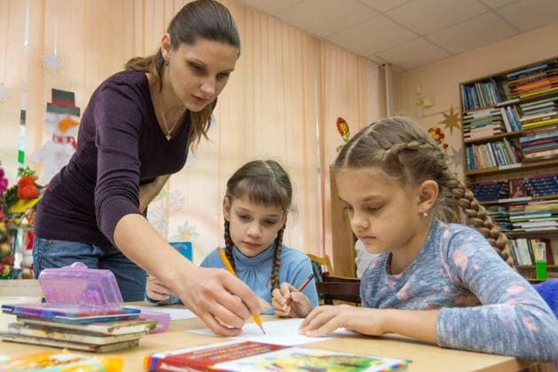 The teacher helps the students in drawing class model released Symbolfoto Copyright: xMadhoursex Panthermedia77637974.jpg