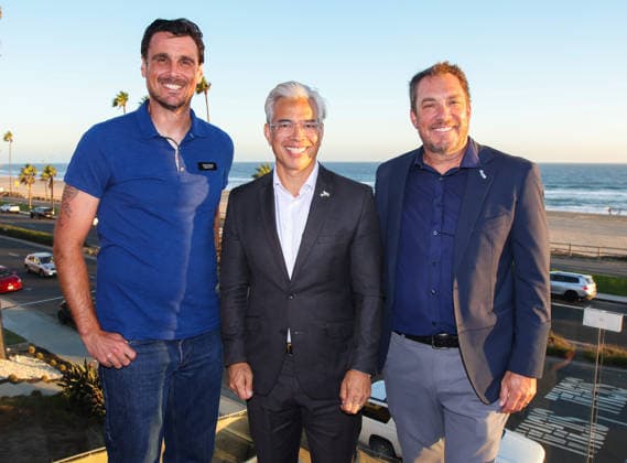 News Bilder des Tages #2 September 1, 2026, Huntington Beach, California, USA: California Attorney General ROB BONTA campaigns for Democratic candidates CHRIS KLUWE and CHRIS DUNCAN in Huntington Beach, California. Kluwe, a former NFL player, is running for California State Assembly District 72, while Duncan is running for California State Senate District 36. Huntington Beach USA - ZUMAl167 20260901_znp_l167_021 Copyright: xRonxLyonx
