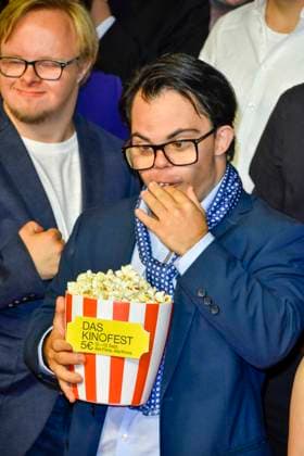 ABB GEWISSEETWAS Frangiskos Kakoulakis Eating Popcorn as a Guest on the Red Carpet at the NRW Kino Film Premiere of *Das gewisse Etwas* at the Cinedom Cinema on September 1, 2026, in Cologne, NRW, Germany