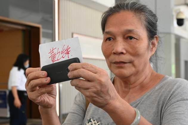 News Bilder des Tages RECORD DATE NOT STATED Hong Kong Joshua Wong Plea and Sentencing Lui Yuk Lin holding a card of Joshua Wong at the High Court on September 2, 2026 in Hong Kong. Activist Joshua Wong is set to enter a plea and be sentenced in a national security trial accusing him of foreign collusion. (Photo by Kobe Li Nexpher Images) Hong Kong