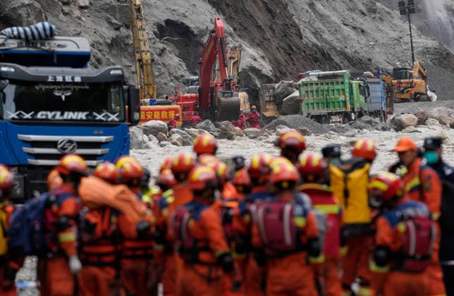 News Bilder des Tages GYIRONG, CHINA - SEPTEMBER 02: Excavators and other machinery work to restore road access to the mudslide-hit Gyirong Port on September 2, 2026 in Gyirong, Xizang Autonomous Region of China. Road access to the core area of the mudslide-hit Gyirong Port in southwest China s Xizang Autonomous Region was basically restored at 10 a.m. on September 2 after days of round-the-clock repair work on the damaged G216 national highway.  Copyright: xChinaxNewsxServicex 111663623758