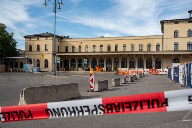 News Bilder des Tages Augsburg, Bavaria, Germany September 2, 2026: Augsburg Central Station is completely closed due to several incidents. There was an explosion overnight, and a suspicious object was found early this morning; train service has been suspended. The police are conducting a large-scale operation with numerous police officers and law enforcement personnel *** Der Hauptbahnhof Augsburg ist aufgrund mehrere Ereignisse komplett gesperrt. In der Nacht gab es eine Explosion, am frühen Morgen wurde ein Verdächtiger Gegenstand gefunden, der Zugverkehr ist eingestellt. Die Polizei ist im Großeinsatz mit Zahlreichen Polizisten und Polizeibeamten