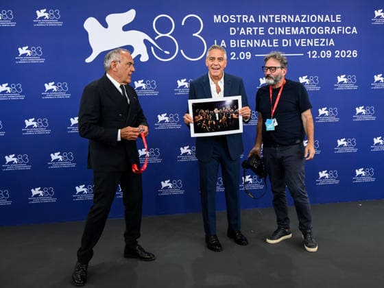 IPA88027078 - Venice, 83rd Venice International Film Festival 2026 - Day 1 - George Clooney Photocall - In the photo, George Clooney receives an award from the photographers  Copyright: xAlbertoxTerenghix xPoolxPhotoxEventsx08x 88027078