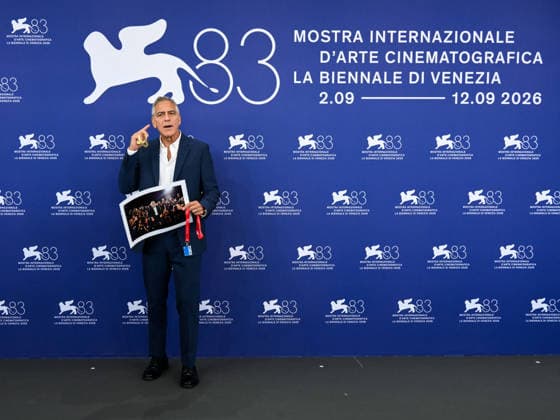 IPA88027095 - Venice, 83rd Venice International Film Festival 2026 - Day 1 - George Clooney Photo Call - In the photo, George Clooney receives an award from the photographers  Copyright: xAlbertoxTerenghix xPoolxPhotoxEventsx08x 88027095