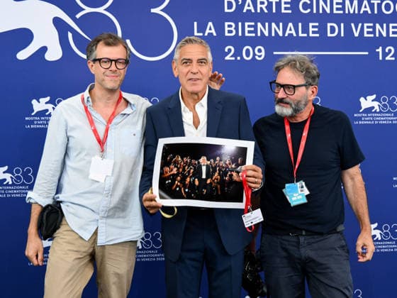 IPA88027082 - Venice, 83rd Venice International Film Festival 2026 - Day 1 - George Clooney Photocall - In the photo, George Clooney receives an award from the photographers  Copyright: xAlbertoxTerenghix xPoolxPhotoxEventsx08x 88027082