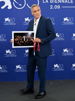 IPA88027090 - Venice, 83rd Venice International Film Festival 2026 - Day 1 - George Clooney Photocall - In the photo, George Clooney receives an award from the photographers  Copyright: xAlbertoxTerenghix xPoolxPhotoxEventsx08x 88027090