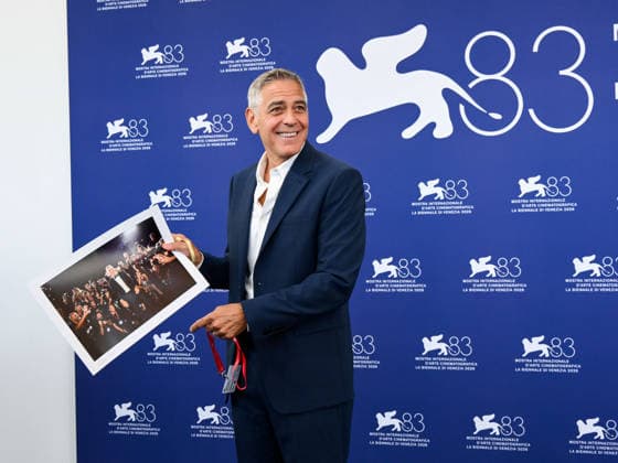 IPA88027094 - Venice, 83rd Venice International Film Festival 2026 - Day 1 - George Clooney Photo Call - In the photo, George Clooney receives an award from the photographers  Copyright: xAlbertoxTerenghix xPoolxPhotoxEventsx08x 88027094