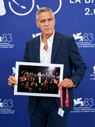 IPA88027085 - Venice, 83rd Venice International Film Festival 2026 - Day 1 - George Clooney Photocall - In the photo, George Clooney receives an award from the photographers  Copyright: xAlbertoxTerenghix xPoolxPhotoxEventsx08x 88027085