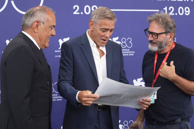 Alberto Barbera, George Clooney, and Alfonso Catalano at the photo call for the presentation of the Golden Lion for Lifetime Achievement at the 2026 Venice Biennale—the 83rd Venice International Film Festival—at the Palazzo del Casino in Venice, September 2, 2026 Foto:xD.xBedrosianx xFuturexImagex clooney_6922