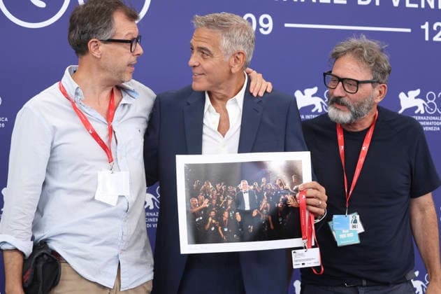 Andrea Avezzu, George Clooney, and Alfonso Catalano at the photo call held on the occasion of the presentation of the Golden Lion for Lifetime Achievement at the 2026 Venice Biennale—the 83rd Venice International Film Festival—at the Palazzo del Casino in Venice, September 2, 2026 Foto:xD.xBedrosianx xFuturexImagex clooney_6923