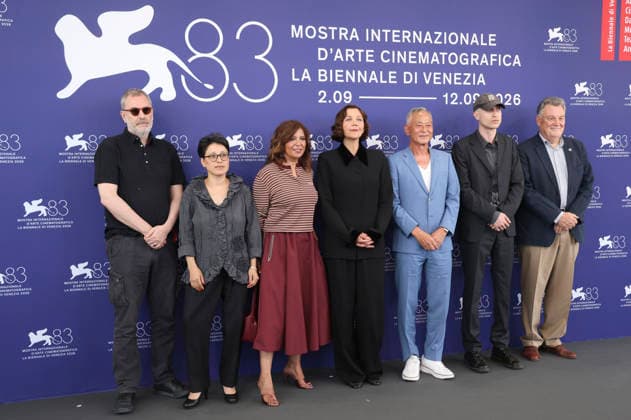 Xavier Giannoli, Shahrbanoo Sadat, Kaouther Ben Hania, Maggie Gyllenhaal, Johnny To, Daniel Blumberg, and Francesco Casetti at the photo call with the international jury at the 2026 Venice Biennale—the 83rd Venice International Film Festival—at the Palazzo del Casino in Venice, September 2, 2026 Foto:xD.xBedrosianx xFuturexImagex jury_6917