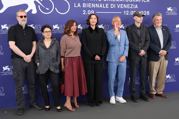 Xavier Giannoli, Shahrbanoo Sadat, Kaouther Ben Hania, Maggie Gyllenhaal, Johnny To, Daniel Blumberg, and Francesco Casetti at the photo call with the international jury at the 2026 Venice Biennale—the 83rd Venice International Film Festival—at the Palazzo del Casino in Venice, September 2, 2026 Foto:xD.xBedrosianx xFuturexImagex jury_6918