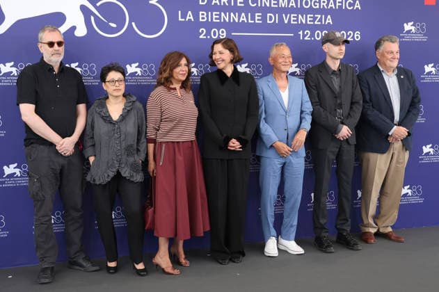 Xavier Giannoli, Shahrbanoo Sadat, Kaouther Ben Hania, Maggie Gyllenhaal, Johnny To, Daniel Blumberg, and Francesco Casetti at the photo call with the international jury at the 2026 Venice Biennale—the 83rd Venice International Film Festival—at the Palazzo del Casino in Venice, September 2, 2026 Foto:xD.xBedrosianx xFuturexImagex jury_6919