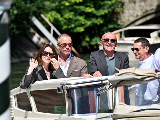 IPA88028324 - Venice, 83rd Venice International Film Festival 2026 - Day 1 - Arrivals at the Excelsior Hotel pier. Pictured: Guy Pearce, Claire Foy, Jack O Connell, director Danny Boyle, and the cast of *Ink*  Copyright: xSimonexComix xPoolxPhotoxEventsx08x 88028324