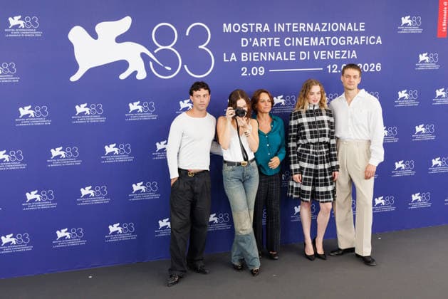 News - La Ragazza Con La Leica (The Girl With The Leica) Photocall - The 83rd Venice International Film Festival VENICE, ITALY - SEPTEMBER 02: Aaron Altaras, Emilia Schule, director Alina Marazzi, Luna Wedler and Lucas Englander attend the La Ragazza Con La Leica (The Girl With The Leica) Photocall during the 83rd Venice International Film Festival at Palazzo del Casino on September 02, 2026 in Venice, Italy. Photo: Cinzia Camela. Lido di Venezia Palazzo del Casino Italy Copyright: xCinziaxCamelax xLiveMediax LPN_2634344