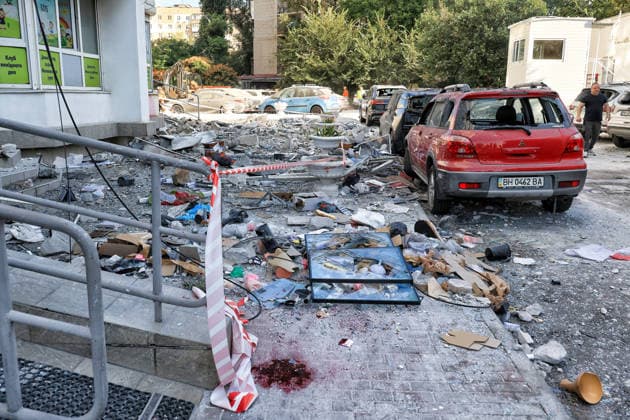 News Bilder des Tages Cars are parked in a street as the premises of an apartment block, damaged by a Russian attack, are covered with rubble, Odesa, Ukraine, September 2, 2026. On Wednesday night, September 2, the Russian army launched a massive assault on the southern city with missiles, drones, and aerial bombs. Eight people, including a five-year-old child, were injured in the strike. (Photo by Nina Liashonok Ukrinform) Apartment block damaged by Russian attack in Odesa  Copyright: xNinaxLiashonokx