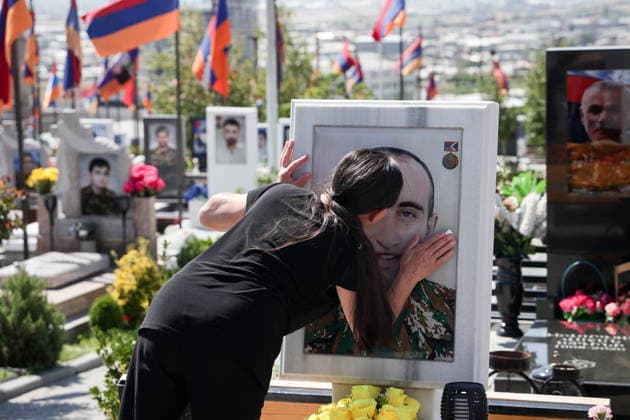 News Bilder des Tages ARMENIA, YEREVAN - SEPTEMBER 2, 2026: A woman at Yerablur Military Memorial Cemetery, during an event marking 35 years since the Declaration of Independence of Artsakh. Alexander Patrin TASS  96973711