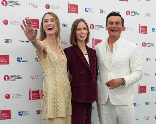Mackenzie Davis, Lili Horvat, and Rupert Friend attending the My Notes on Mars photocall at the 23rd Giornate Degli Autori during the 83rd Venice International Film Festival on September 2, 2026, in Venice, Italy. Lucia Sabatelli, Venice, Italy  Copyright: xLuciaxSabatellix xBestimagexLuciaxSabatellix xBestimagex