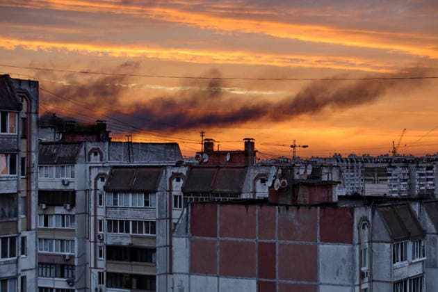 News Bilder des Tages RECORD DATE NOT STATED A column of black smoke rises above the rooftops of multi-storey residential buildings against the evening sky following a Russian strike on the outskirts of Kyiv, Ukraine, on September 1, 2026. A strike was reported in the village of Chaiky, Bucha district, Kyiv region, on the evening of September 1 during another massive Russian drone attack (Photo by Volodymyr Tarasov Ukrinform) Smoke rises over Chaiky after Russian strike, as seen from Vyshneve  Copyright: xVolodymyrxTarasovx