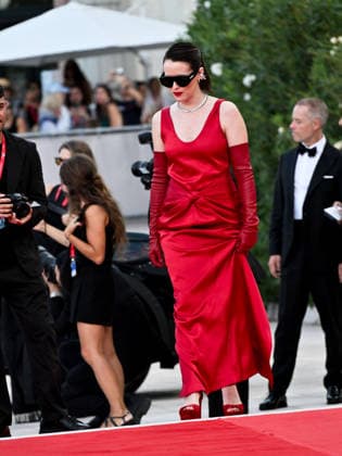 IPA88036070 - Venice, 83rd Venice International Film Festival 2026 - Night 1 - Opening Night Red Carpet. Pictured: Claire Foy  Copyright: xSimonexComix xPoolxPhotoxEventsx08x 88036070