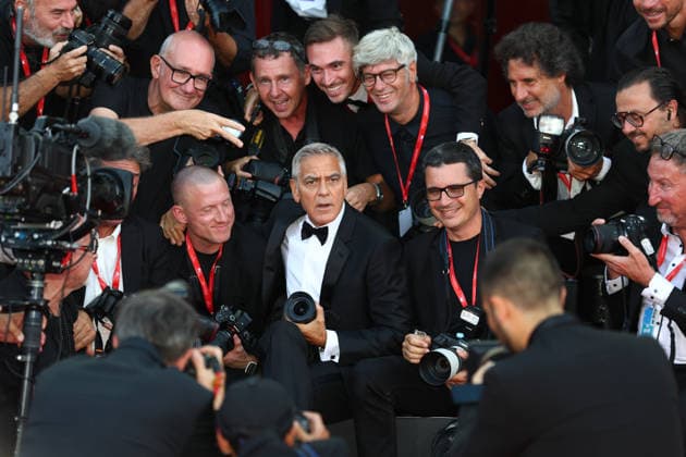 Entertainment Bilder des Tages September 2, 2026, Venice Lido, Veneto, Italy: GEORGES CLOONEY has fun with the official photographers on the red carpet during the Opening Ceremony of the 83rd Venice Film Festival at Sala Grande in Venice Lido, Italy Venice Lido Italy  - ZUMAc179 20260902_zep_c179_202 Copyright: xMickaelxChavetx