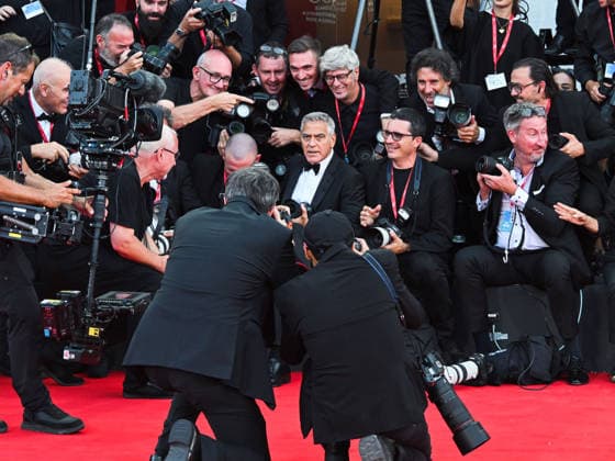 IPA88038082 - Venice, 83rd Venice International Film Festival 2026 - Night 1 - Opening Night Red Carpet - Pictured: GEORGE CLOONEY AMONG THE PHOTOGRAPHERS  Copyright: xManuelexMangiarottix xPoolxPhotoxEventsx08x 88038082