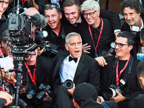 IPA88038084 - Venice, 83rd Venice International Film Festival 2026 - Night 1 - Opening Night Red Carpet - Pictured: GEORGE CLOONEY AMONG THE PHOTOGRAPHERS  Copyright: xManuelexMangiarottix xPoolxPhotoxEventsx08x 88038084