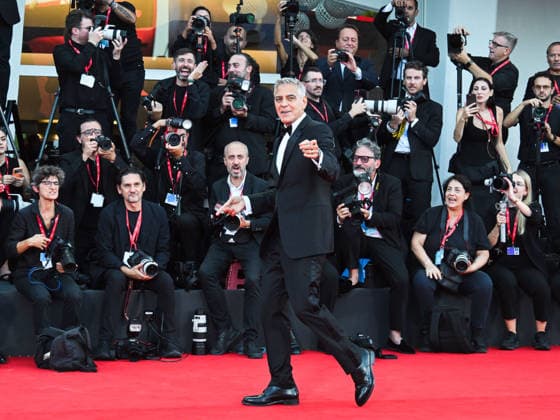 IPA88038081 - Venice, 83rd Venice International Film Festival 2026 - Night 1 - Opening Night Red Carpet - Pictured: GEORGE CLOONEY AMONG THE PHOTOGRAPHERS  Copyright: xManuelexMangiarottix xPoolxPhotoxEventsx08x 88038081