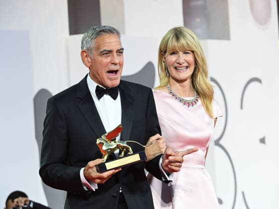 IPA88038224 - Venice, 83rd Venice International Film Festival 2026 - Night 1 - Opening Night Red Carpet - Pictured: GEORGE CLOONEY WITH THE GOLDEN LERONE, LAURA DERN  Copyright: xManuelexMangiarottix xPoolxPhotoxEventsx08x 88038224