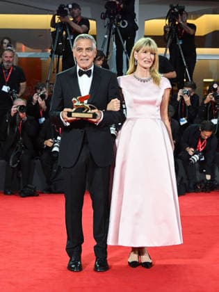 IPA88038236 - Venice, 83rd Venice International Film Festival 2026 - Night 1 - Opening Night Red Carpet - Pictured: GEORGE CLOONEY WITH THE GOLDEN LERONE, LAURA DERN  Copyright: xManuelexMangiarottix xPoolxPhotoxEventsx08x 88038236
