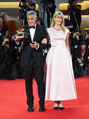 IPA88038241 - Venice, 83rd Venice International Film Festival 2026 - Night 1 - Opening Night Red Carpet - Pictured: GEORGE CLOONEY WITH THE GOLDEN LERONE, LAURA DERN  Copyright: xManuelexMangiarottix xPoolxPhotoxEventsx08x 88038241