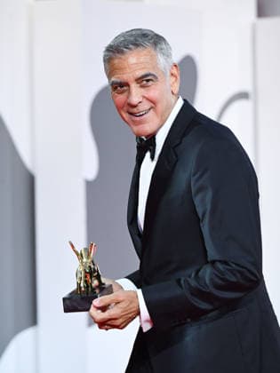 IPA88038244 - Venice, 83rd Venice International Film Festival 2026 - Night 1 - Opening Night Red Carpet - Pictured: GEORGE CLOONEY WITH THE GOLDEN LERONE  Copyright: xManuelexMangiarottix xPoolxPhotoxEventsx08x 88038244