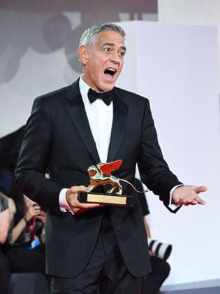 IPA88038249 - Venice, 83rd Venice International Film Festival 2026 - Night 1 - Opening Night Red Carpet - Pictured: GEORGE CLOONEY WITH THE GOLDEN LERONE  Copyright: xManuelexMangiarottix xPoolxPhotoxEventsx08x 88038249